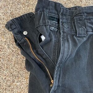 Mother Yoyo Ruffle Greaser Ankle jeans in color black out